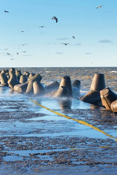 Fale Bałtyku Rozbijają Się Mole Portu Liepaja Łotwa — Zdjęcie stockowe