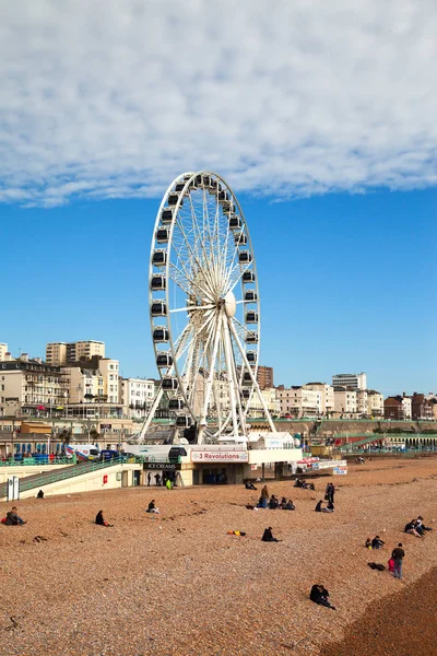 Brighton Wielka Brytania Marca 2014 Ludzi Korzystających Słonecznej Suchej Pogody — Zdjęcie stockowe