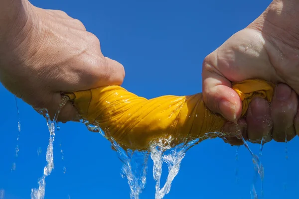 Handen Drogen Natte Doek Tegen Blauwe Hemel — Stockfoto