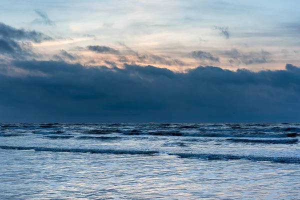 バルト海 リエパーヤ ラトビアで日の入り時刻 — ストック写真