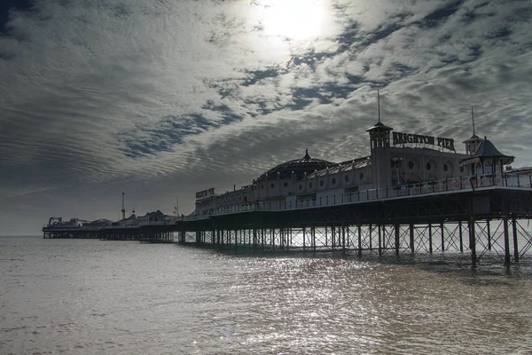 Brighton Reino Unido Março 2014 Brighton Pier Warm Sob Luz — Fotografia de Stock