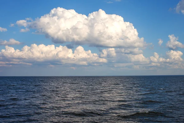 Λευκά Σύννεφα Πάνω Από Βαλτική Θάλασσα — Φωτογραφία Αρχείου