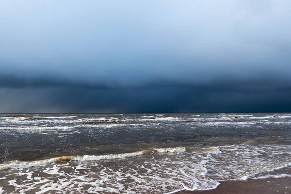 バルト海上空の暗い曇り — ストック写真