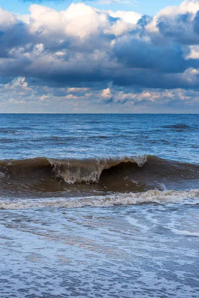寒冷和暴风雨的波罗的海在冬季时间 — 图库照片