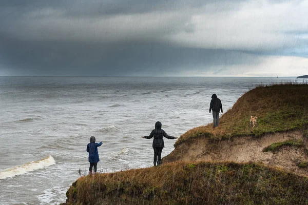 Personas Costa Del Mar Báltico Contra Cielo Con Nubes Letonia —  Fotos de Stock