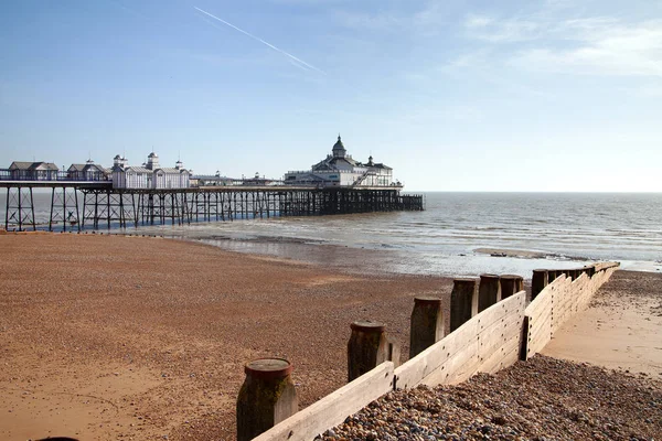 Eastbourne Ngiltere Mart 2014 Eastbourne Pier Bahar Güneş Işığında Isınmak — Stok fotoğraf