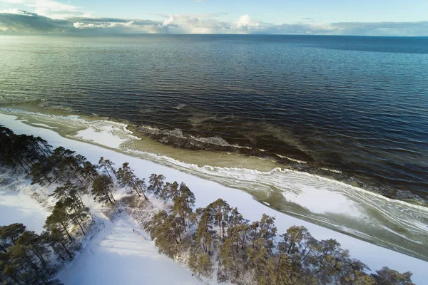リエパーヤ ラトビアの隣に雪と氷のバルト海の海岸 — ストック写真
