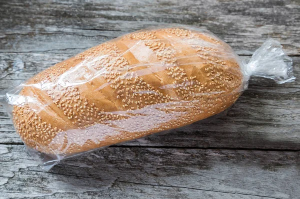 Pão Com Sementes Gergelim Saco Plástico Mesa — Fotografia de Stock