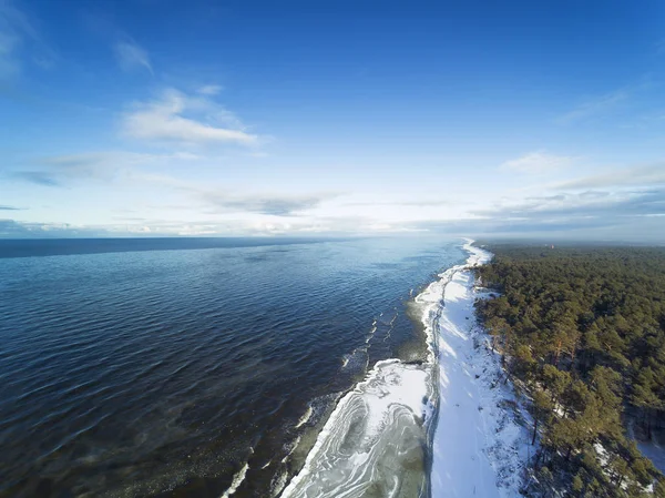リエパーヤ ラトビアの隣に雪と氷のバルト海の海岸 — ストック写真