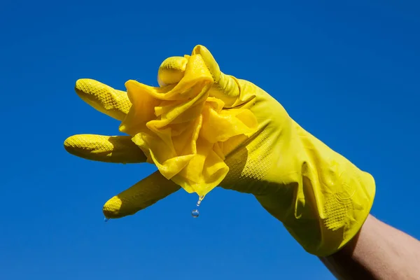 手在黄色橡胶手套持有超细纤维布 — 图库照片