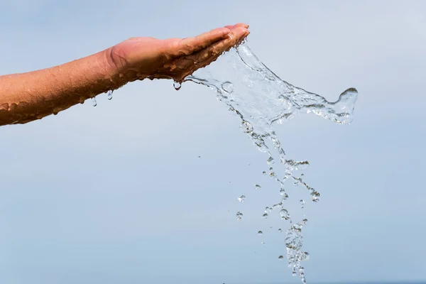 Mano Salpicaduras Agua Con Cielo Azul —  Fotos de Stock