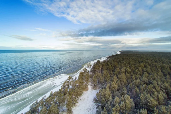 Wybrzeże Morza Bałtyckiego Zaśnieżonych Oblodzonych Obok Liepaja Łotwa — Zdjęcie stockowe