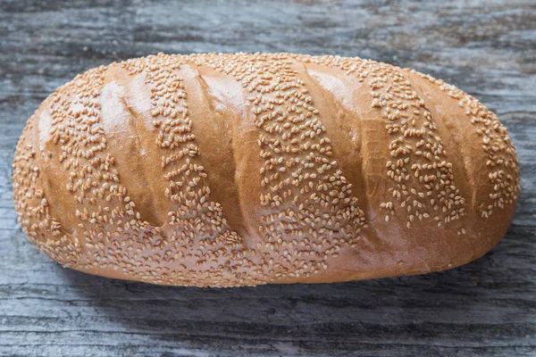 Pan Con Semillas Sésamo Sobre Mesa Gris — Foto de Stock