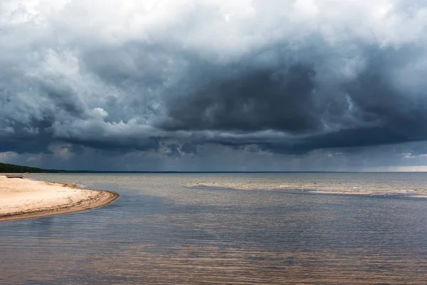 Sötét Felhők Fölött Rigai Öbölben Balti Tenger — Stock Fotó