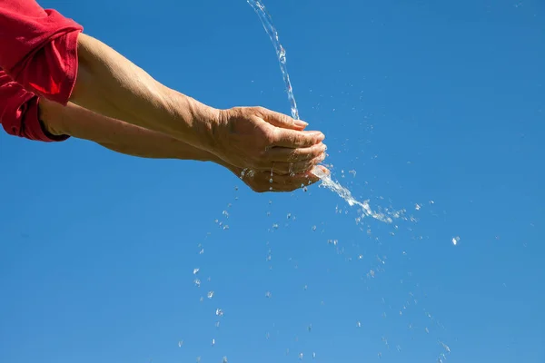 Mains Avec Éclaboussures Eau Avec Ciel Bleu Sur Fond — Photo