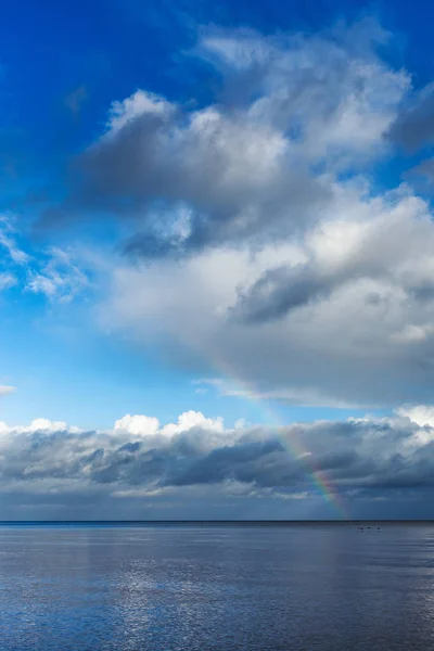 Arco Íris Céu Azul Sobre Mar Báltico — Fotografia de Stock