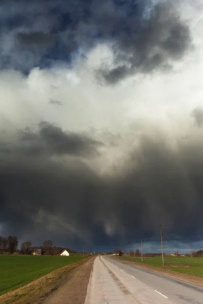 Dunkle Wolken Himmel Über Land — Stockfoto