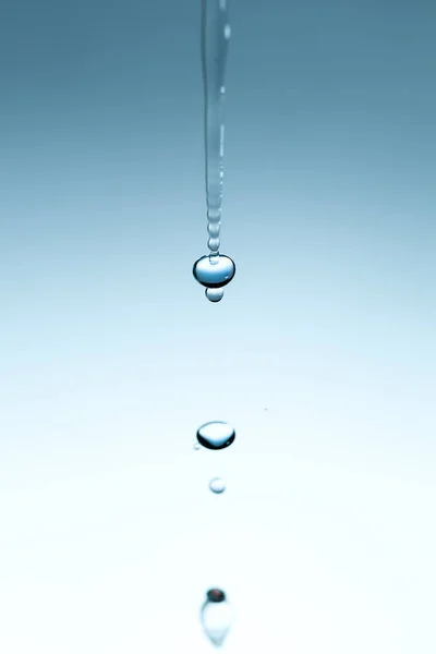 Tropfende Transparente Wassertropfen — Stockfoto