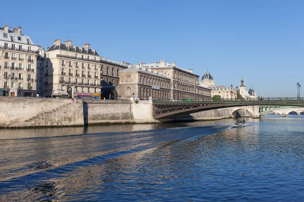 フランス パリのセーヌ川の堤防 — ストック写真
