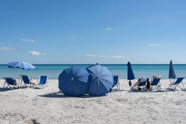 Blaue Regenschirme Gegen Blaues Meer — Stockfoto