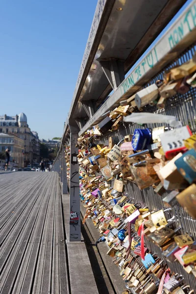 フランス Footbrige Passerelle Lopold Sdar サンゴールの手すりにぶら下がっている愛のロックを 2013 — ストック写真