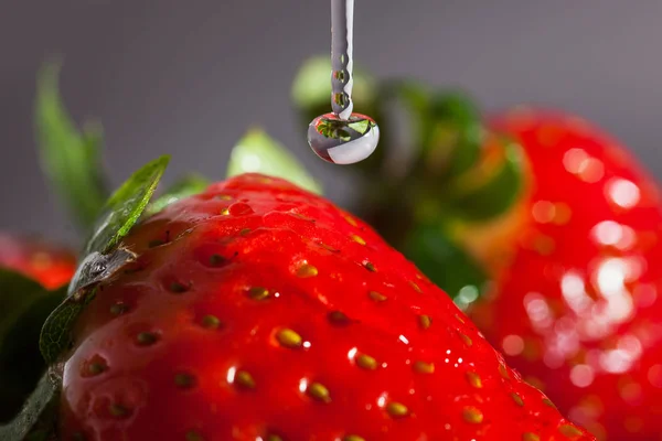 Wassertropfen Auf Erdbeeren — Stockfoto