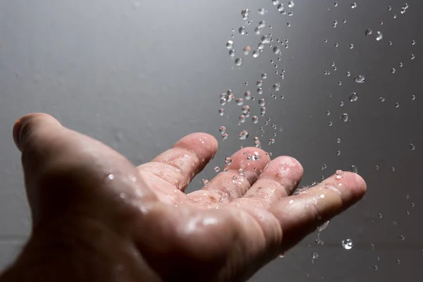 Menselijke Hand Splahing Water — Stockfoto