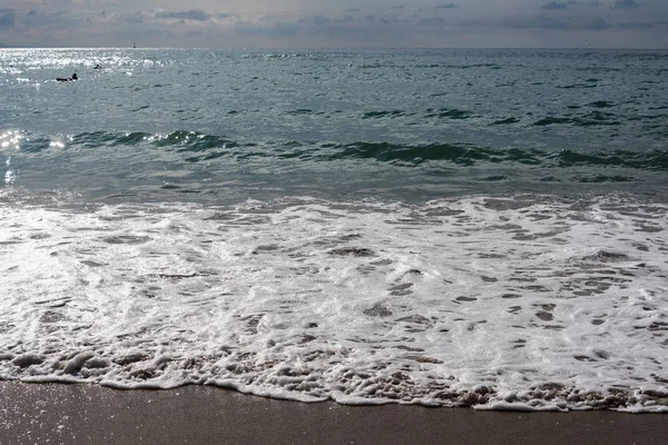 Αφρώδη Κύμα Ατλαντικό Ωκεανό Στην Παραλία Άμμο — Φωτογραφία Αρχείου