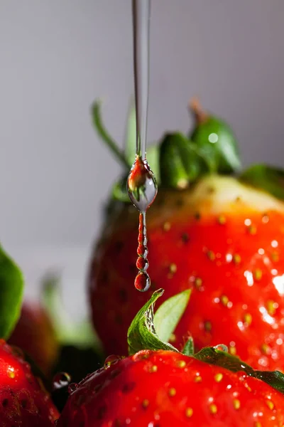 Waterdruppels Aardbeien — Stockfoto