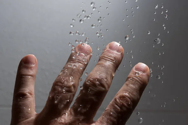 人的手和飞溅的水 — 图库照片