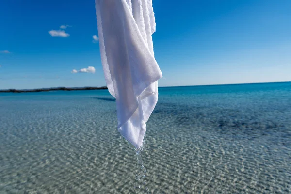 面对平静的大海的湿毛巾 — 图库照片