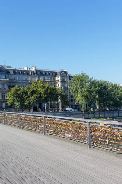 フランス Footbrige Passerelle Lopold Sdar サンゴールの手すりにぶら下がっている愛のロックを 2013 — ストック写真