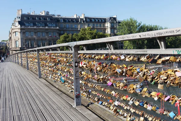 法国巴黎 2013年4月9日 挂在足球护栏的栏杆上的爱的锁 — 图库照片