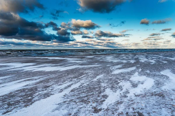 冬季在拉脱维亚利耶帕亚的波罗的海雪海滩 — 图库照片