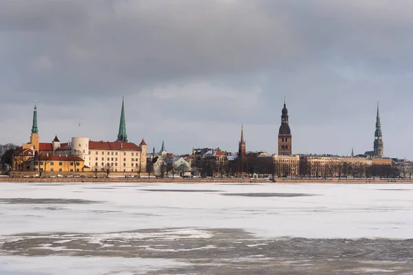 Riga Cidade Através Rio Daugava Hora Inverno Letónia — Fotografia de Stock