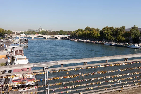 Paris Frankreich April 2013 Liebesschlösser Hängen Geländer Der Fußgängerbrücke Passerelle — Stockfoto