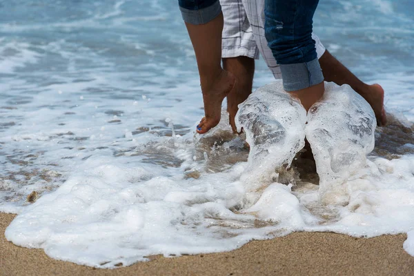 Морская Пена Человеческие Ноги — стоковое фото