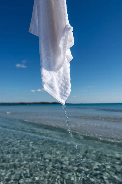 Natte Handdoek Tegen Kalme Zee — Stockfoto