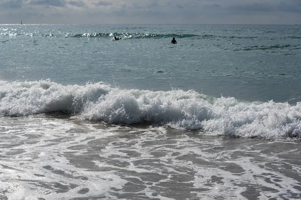 ビーチの砂に泡沫の大西洋の波 — ストック写真