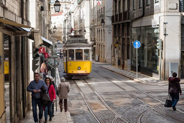 Lisboa Portugal Febrero 2016 Tranvía Típico Estilo Antiguo Que Pasa — Foto de Stock