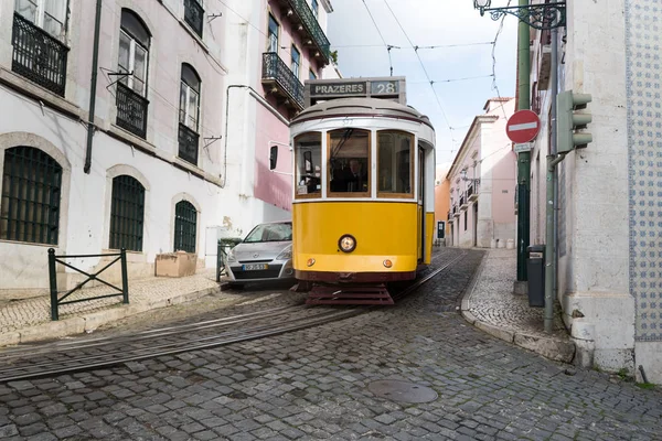 Lisboa Portugal Febrero 2016 Tranvía Típico Estilo Antiguo Que Pasa — Foto de Stock