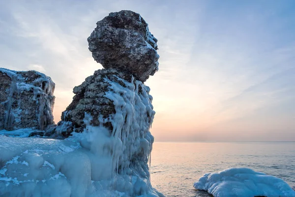 冬の夜 リエパーヤ ラトビアのバルト海の海岸に放棄された Forifications の氷します — ストック写真