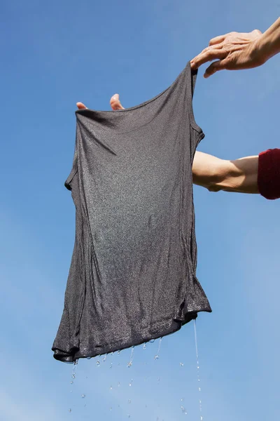 Chemise Humide Dans Les Mains Contre Ciel — Photo