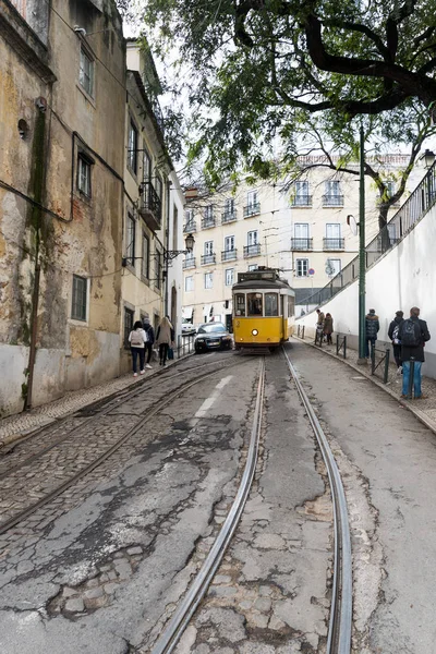 Lisbon Portugal Februari 2016 Typische Oude Stijl Tram Langs Smalle — Stockfoto