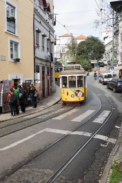 Lissabon Portugal Februari 2016 Typisk Gammal Stil Spårvagn Passerar Smala — Stockfoto