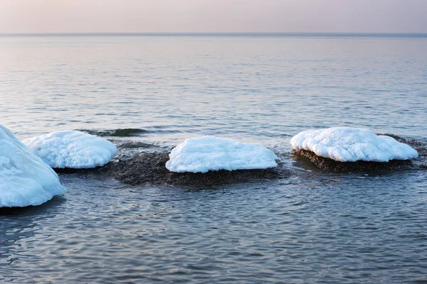 Schmelzendes Eis Der Ostseeküste — Stockfoto