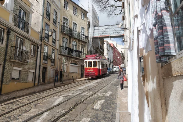 リスボン ポルトガル 2016 典型的な古いスタイル トラム リスボン ポルトガルの通り狭い都市を渡す — ストック写真