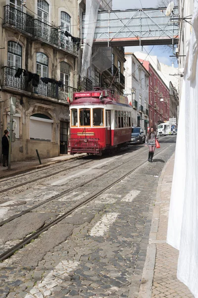 Lisbon Portugal Februari 2016 Typische Oude Stijl Tram Langs Smalle — Stockfoto