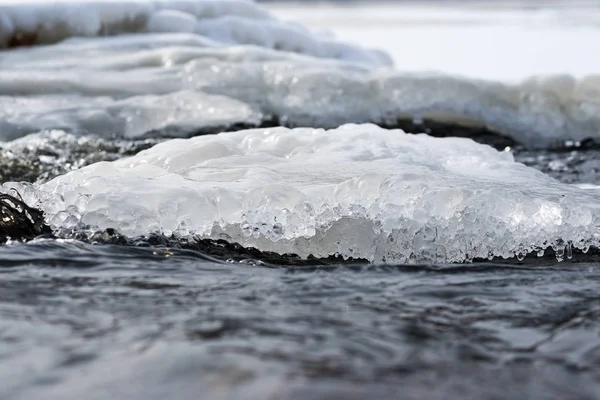 水の流れにおける氷晶形成 — ストック写真