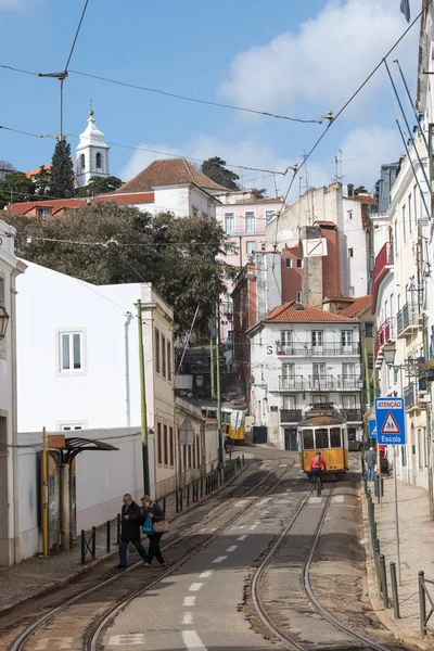 Lisbon Portugal February 2016 Typical Old Style Tram Passing Narrow — Stock Photo, Image